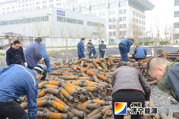 安居煤矿：废料堆里“淘宝贝”