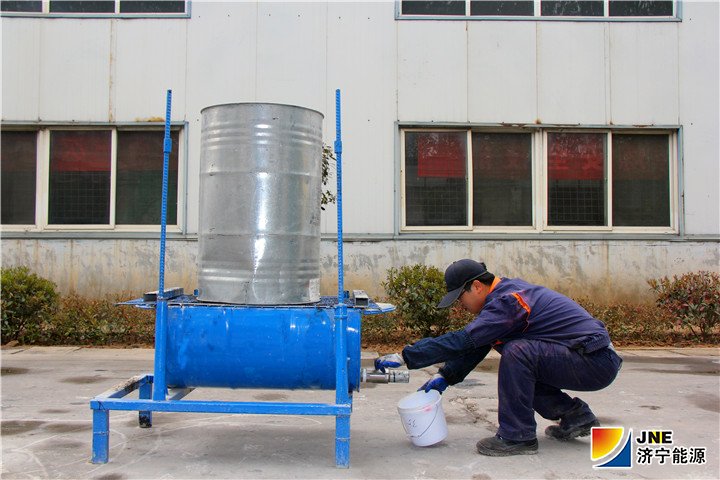 2019年4月8日，落陵矿用产品公司制作树脂桶杂质过滤装置避免浪费（郝晓霞拍摄）.jpg