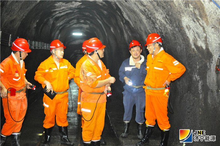 1566098179165414.jpg 图一:2019年8月13日,党委副书记、总经理张广宇到运河煤矿检查指导工作纪实(时培立 张勇 徐秀娇).jpg