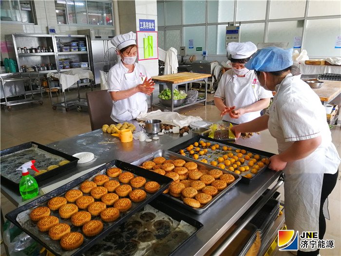 2019年9月11日，安居煤矿后勤食堂手工月饼深受职工青睐（张锋）.jpg