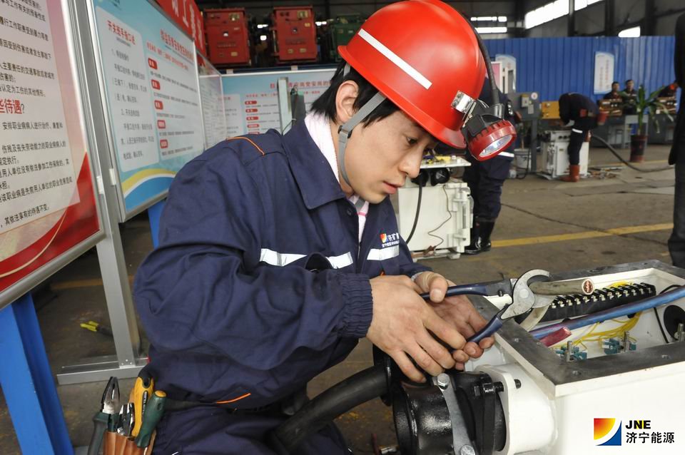 1573787292463839.jpg 2019年11月14日,从普通工人到“技能状元”的精彩跨越---记集团公司2019年职技术比武采掘电钳工状元 王超(运河煤矿 单贝).jpg