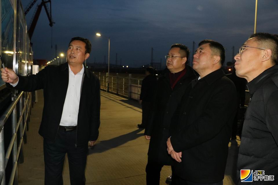 1576550149637262.jpg 2019年12月12日,李明富陪同鲁能集团客人参观考察铁水联运项目1.jpg