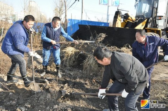 花园煤矿志愿者为运煤路“换新颜”