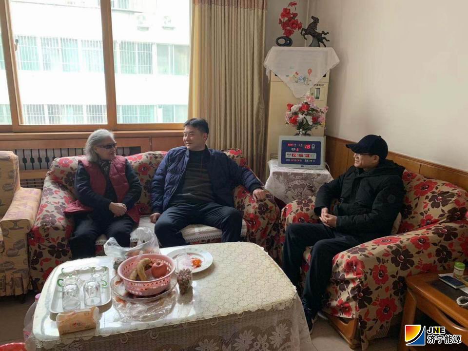 20200118物资公司领导到供销公司退休老干部家里慰问.jpg