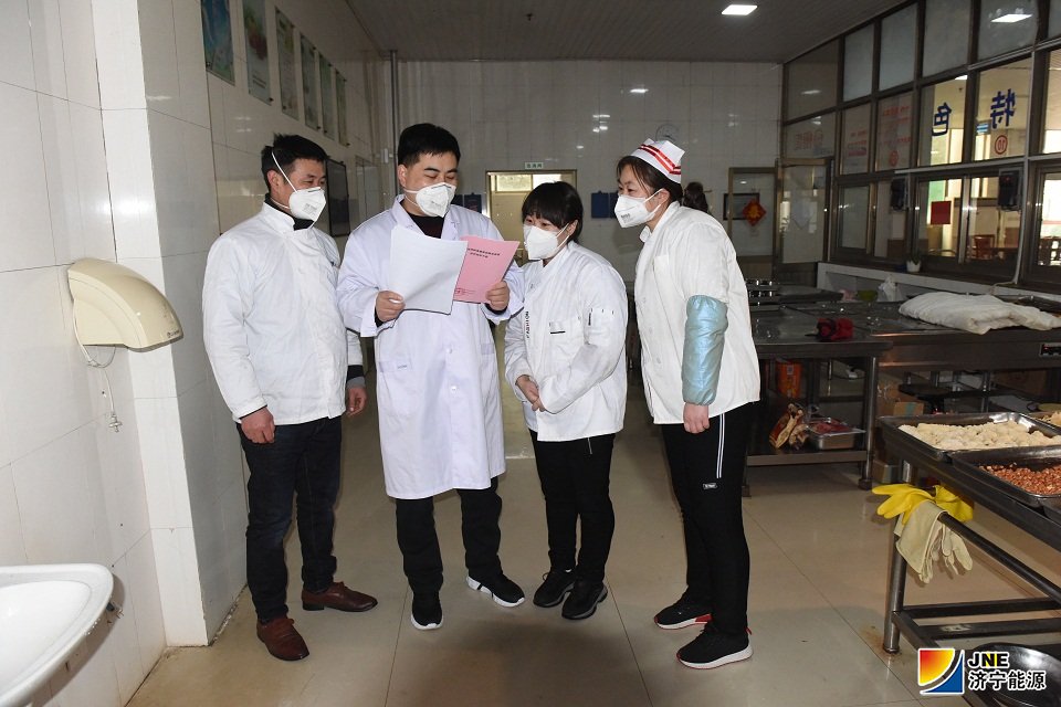 卫生所负责人张超为职工宣讲防疫知识.jpg