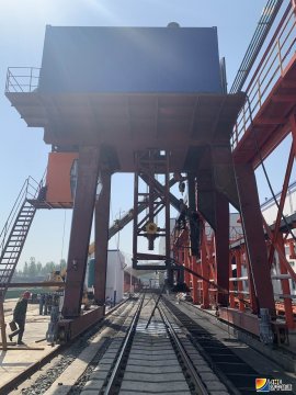 国内首台负压清车机在济矿物流公司投入使用