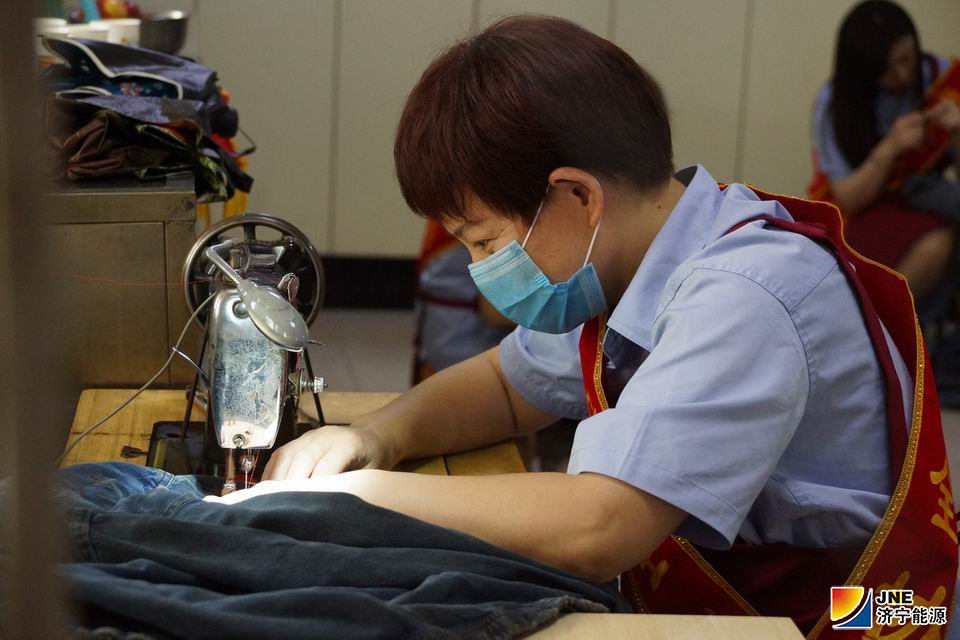 为充分发挥女工协管员在矿井安全生产工作中的特殊作用，6月11日上午，矿工会组织女工协管员在洗衣房服务站准时“上岗”，精2.jpg