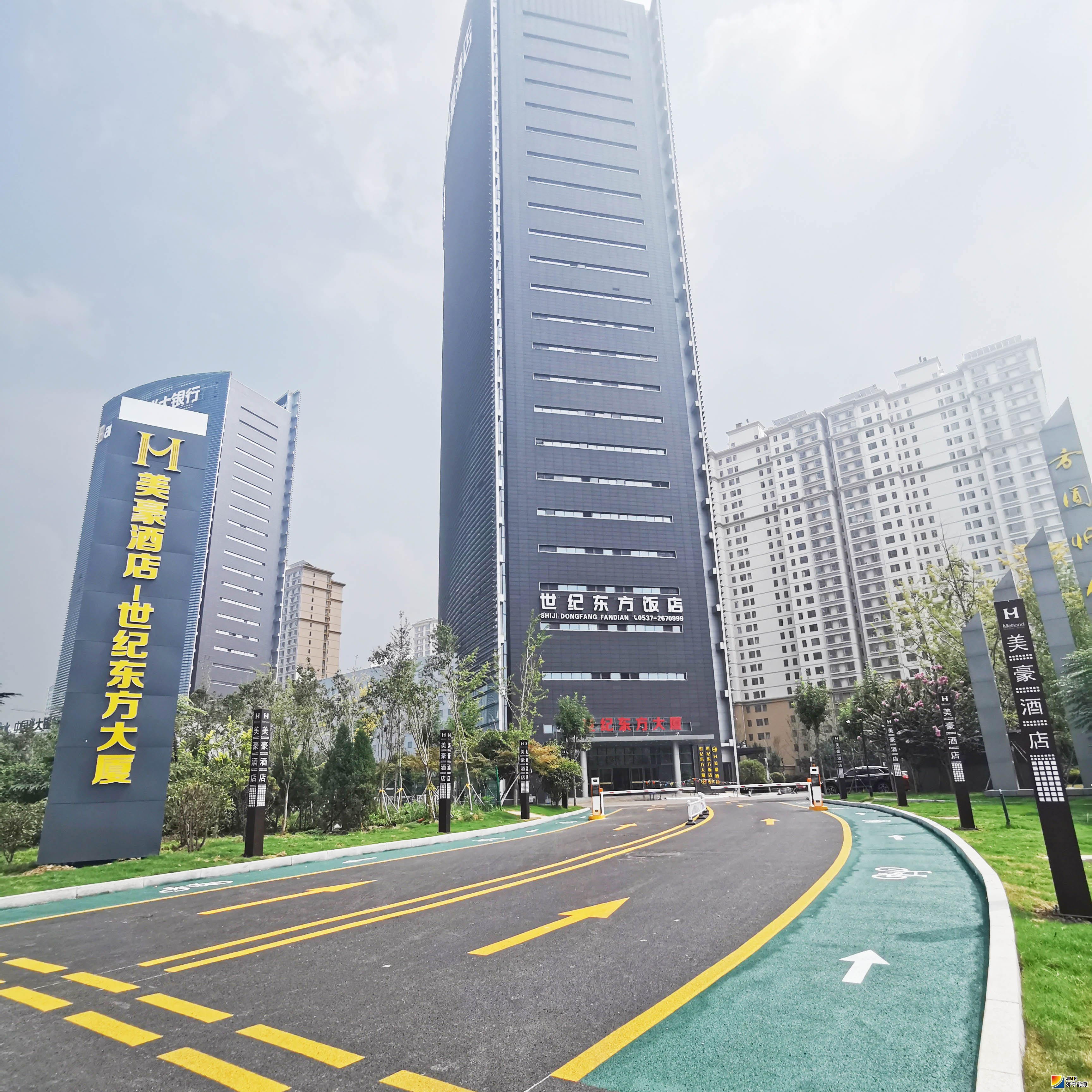 圆中园公司：“白加黑”道路升级改造、助力世纪东方大厦提形象（王震）.jpg