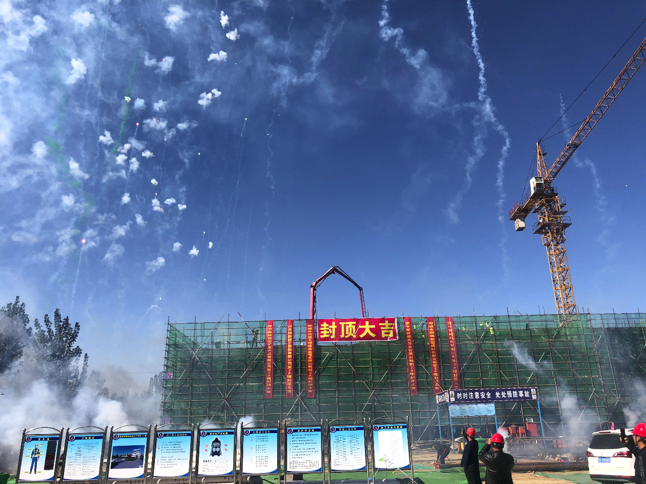 济宁能源精密制造产业园艾坦姆项目2#楼提前封顶.jpg