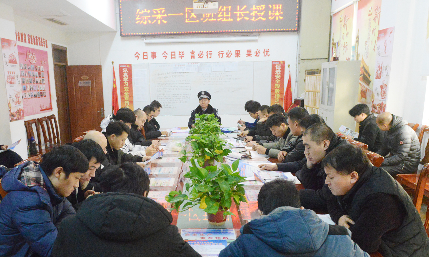 霄云煤矿邀请派出所专家民警巡回给工区职工进行法制意识教育.JPG