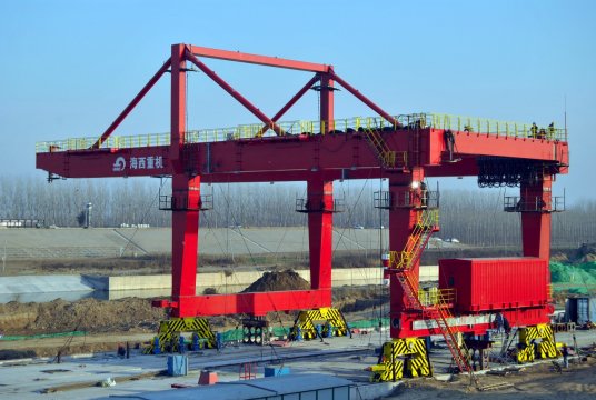 济矿物流集装箱码头岸边门式起重机正在安装