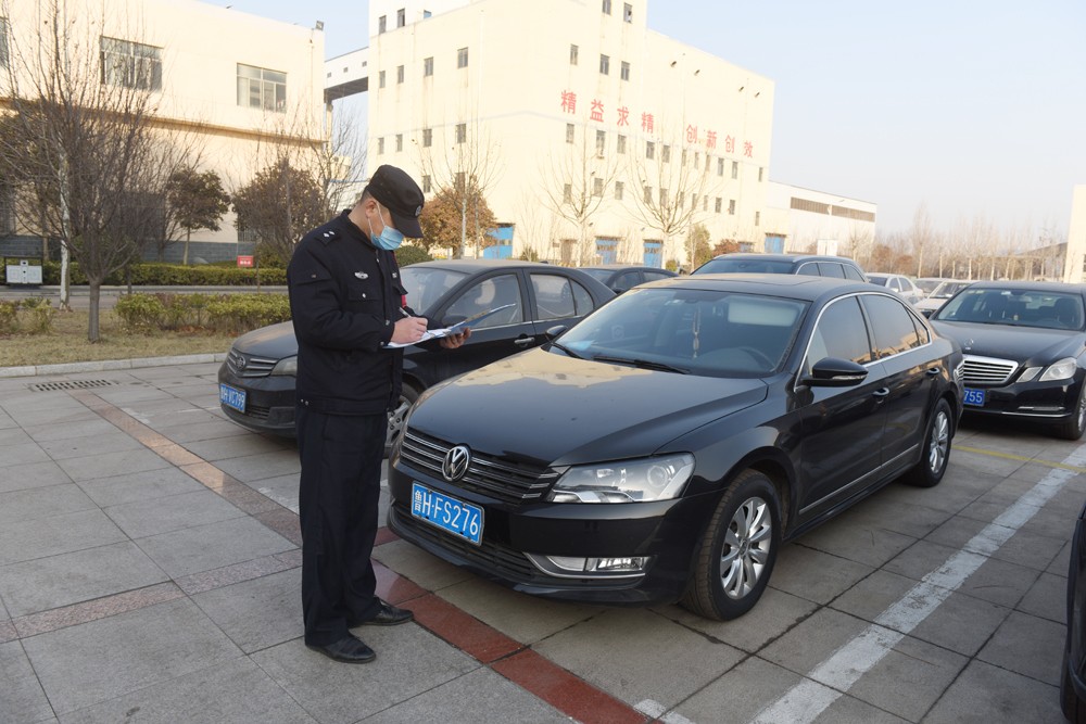 工作人员对车位进行实施统计后上传微信群.jpg