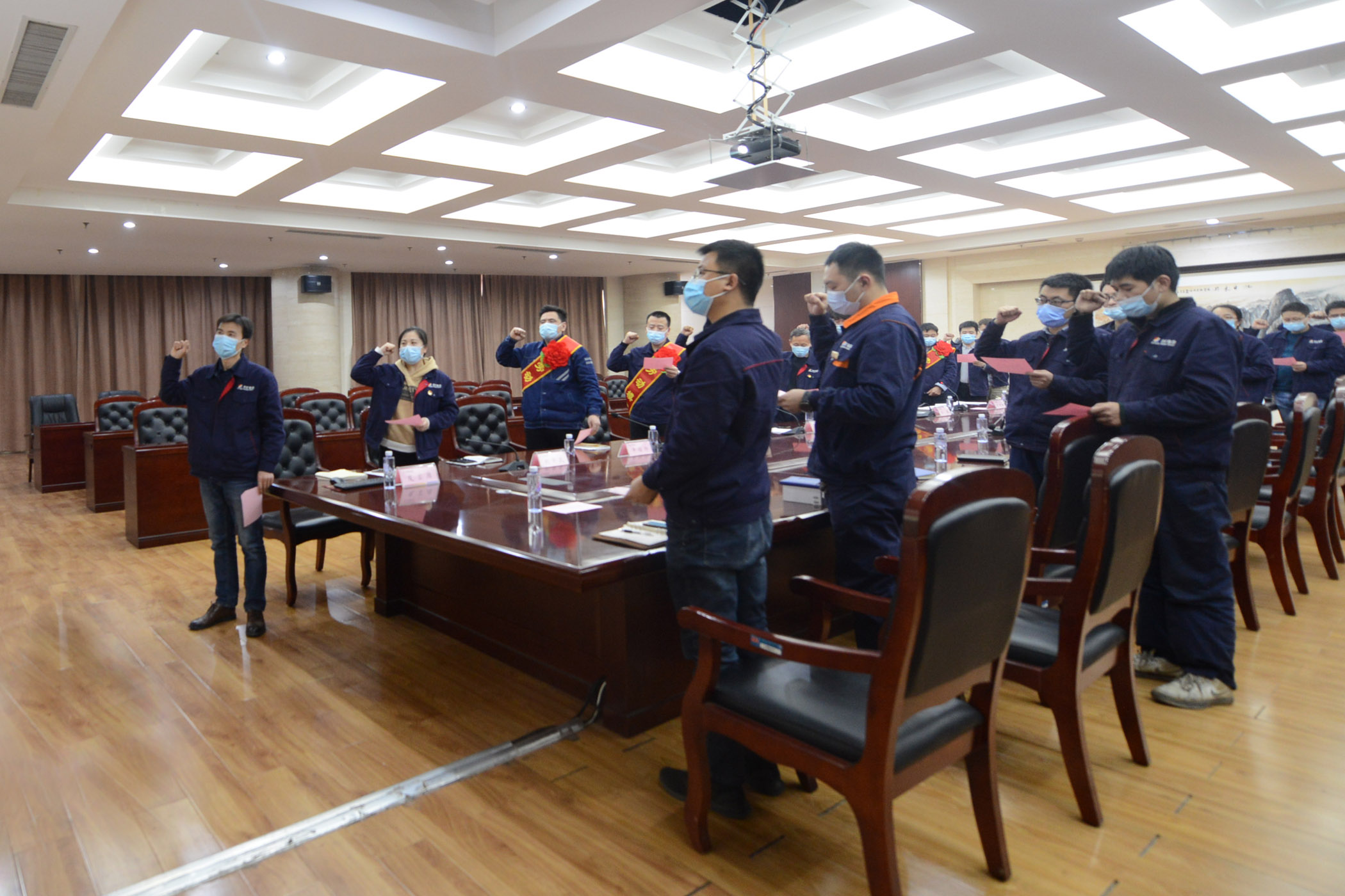 安居煤矿团委开展劳模奋斗故事分享会（青年宣誓）.jpg