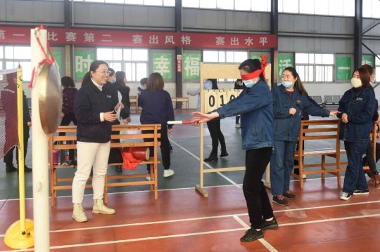 霄云煤矿：趣味体育活动让女职工笑开怀