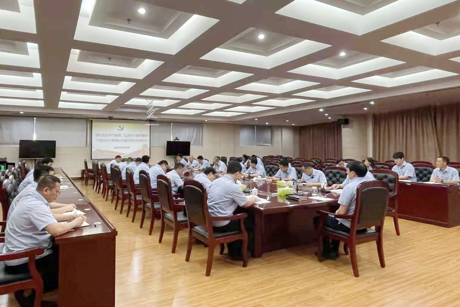 安居煤矿召开干部作风大整顿活动动员暨形势任务报告会（冯莹莹）.jpg