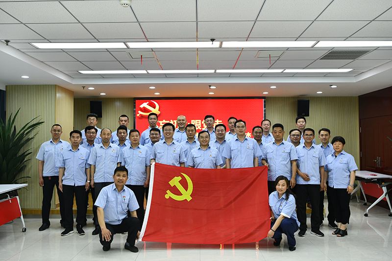 物资公司全体党员开展我与党旗合影1.jpg