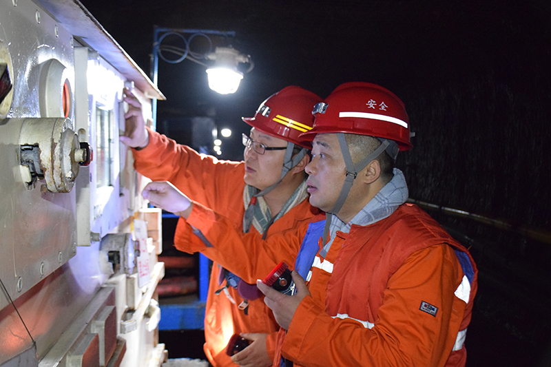 1632639618312942.jpg 2021年9月25日朱家峁煤矿聚力“五大攻坚”筑牢安全线(伍国辉摄) (2).jpg