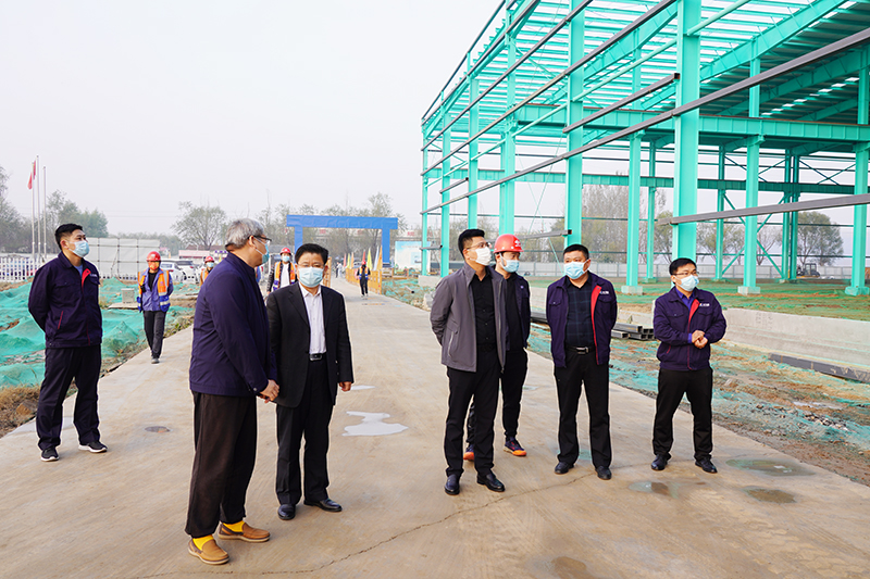 现场听取项目建设汇报.JPG