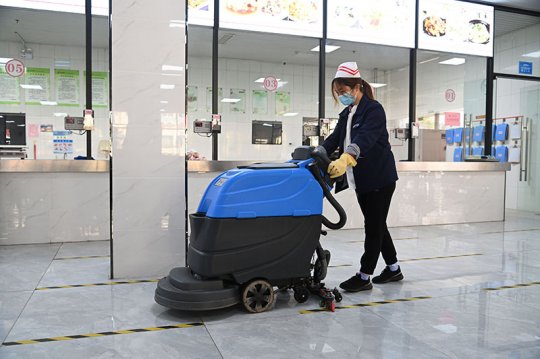 霄云煤矿丨手推洗地机投入使用  让职工餐厅更“光彩”