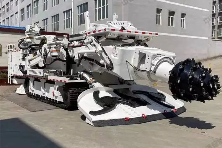 霄云煤矿首套掘锚一体机顺利安装完成