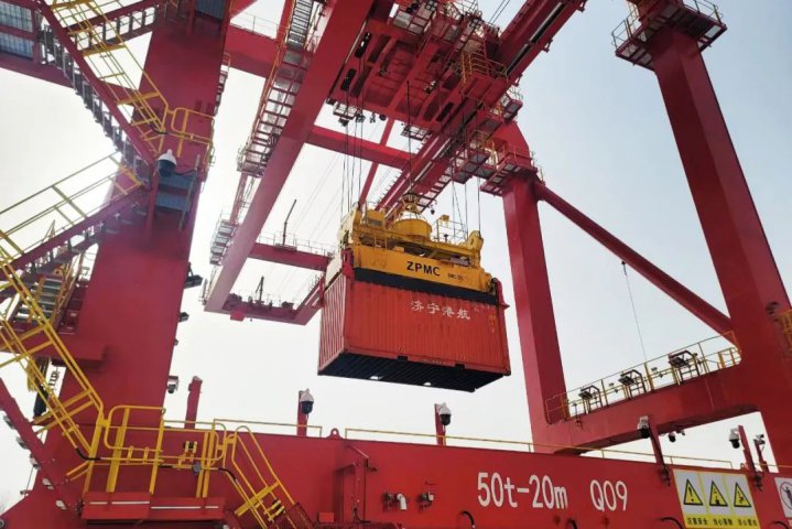 自主创新！龙拱港成功研制“岸桥开顶箱用导板组件”获好评