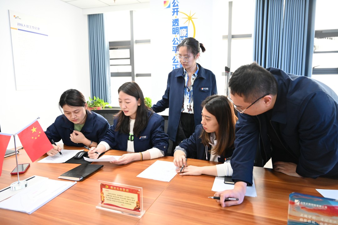 立足招标服务职责（地点：正则招标1116，拍摄人：靳溢欣）_网站.jpg