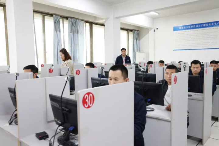 济宁能源集团掘进机司机技能比武活动圆满结束