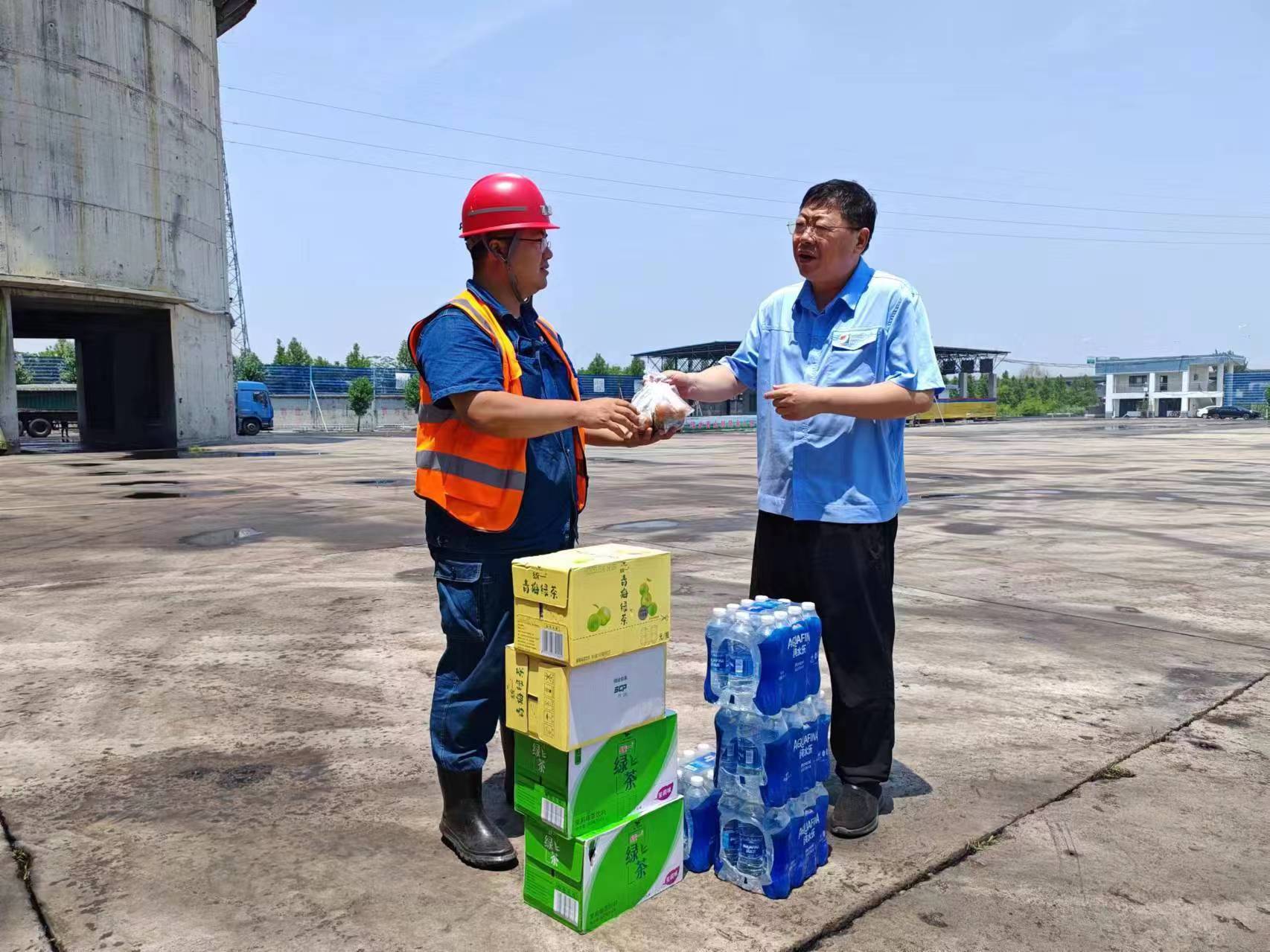 1718174938132111.jpg 端午“凉”策 点燃职工工作热情----安居煤矿副书记李大路走进煤场开展夏送清凉活动.jpg