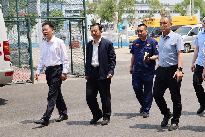 应急管理部矿山救援中心到济矿救护中队检查标准化建设情况