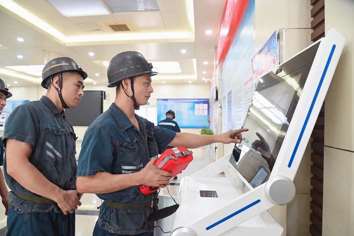 效果真不错！霄云煤矿引进最新一代自救器实操装备