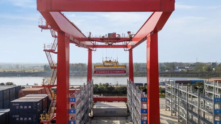 济宁能源集团首单水运冷柜顺利发运