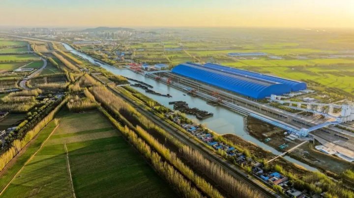 齐鲁晚报丨济宁凭什么冲击“万亿之城”？北方首个亿吨大港这个最强助攻来了