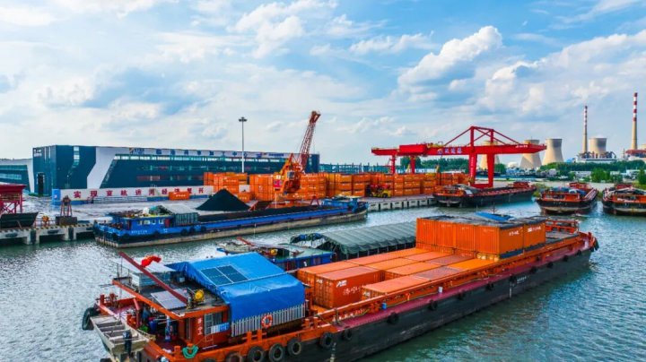 济宁能源集团开通长江至济宁港铁矿石回流专线