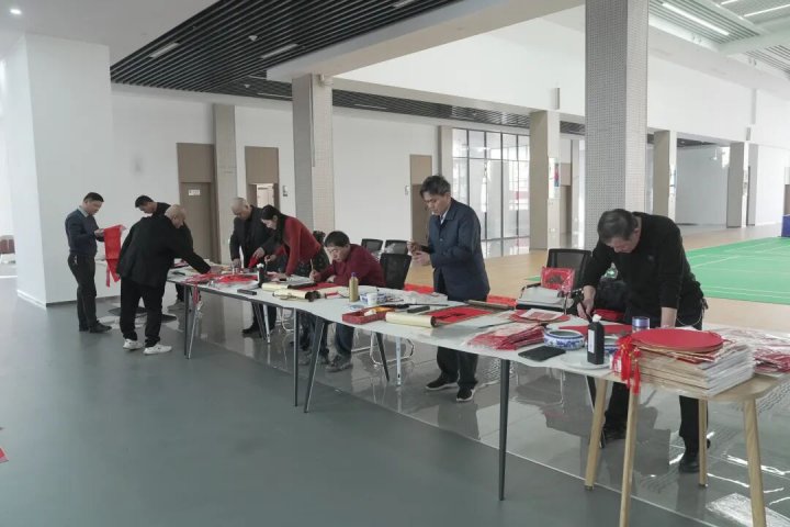 开云官网登录入口 www.kaiyun.com
书画协会开展写春联送祝福活动