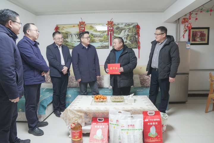 市国资委领导走访慰问开云官网登录入口 www.kaiyun.com
困难党员、老干部家属